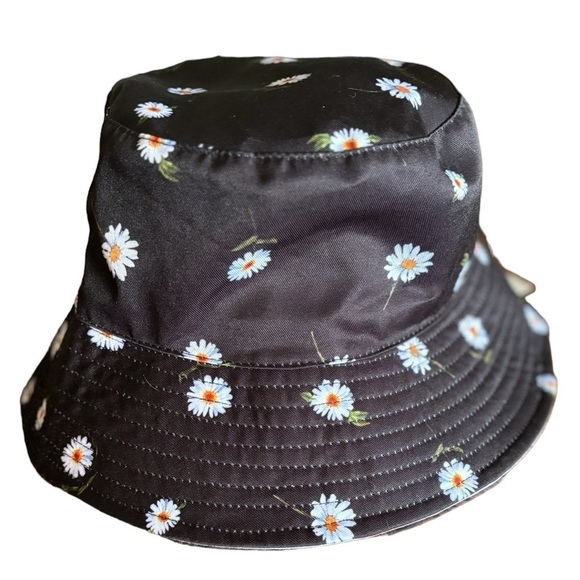 NWT Alice + Olivia Fabfitfun White Canvas Reversible Bucket Hat Black w Daisies main image 6